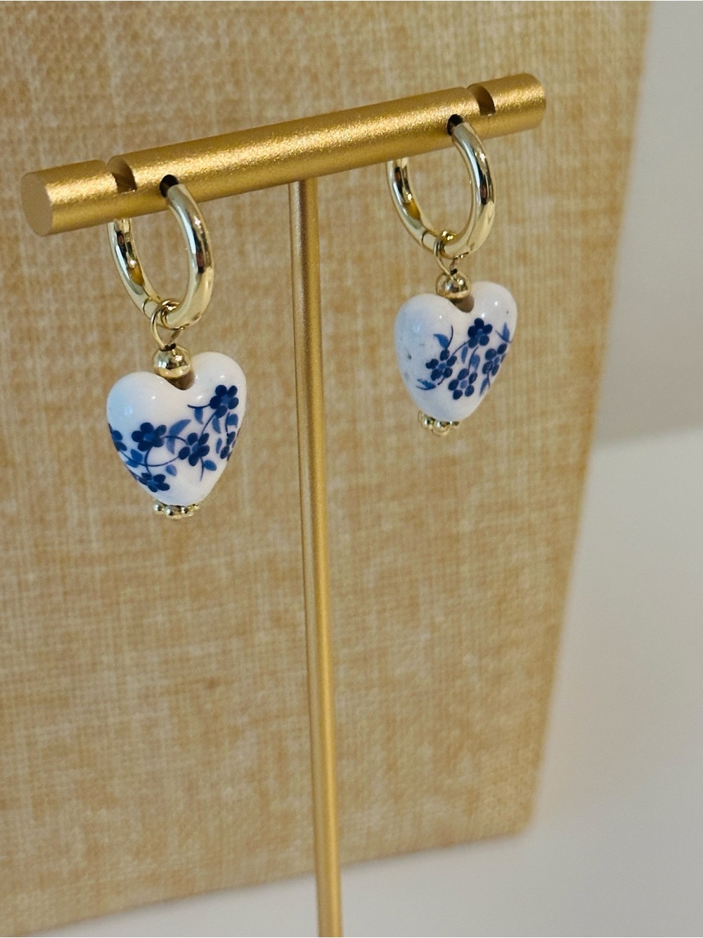 Fashion Jewelry Gold Hoop Earrings with Blue and White Porcelain Heart Charms